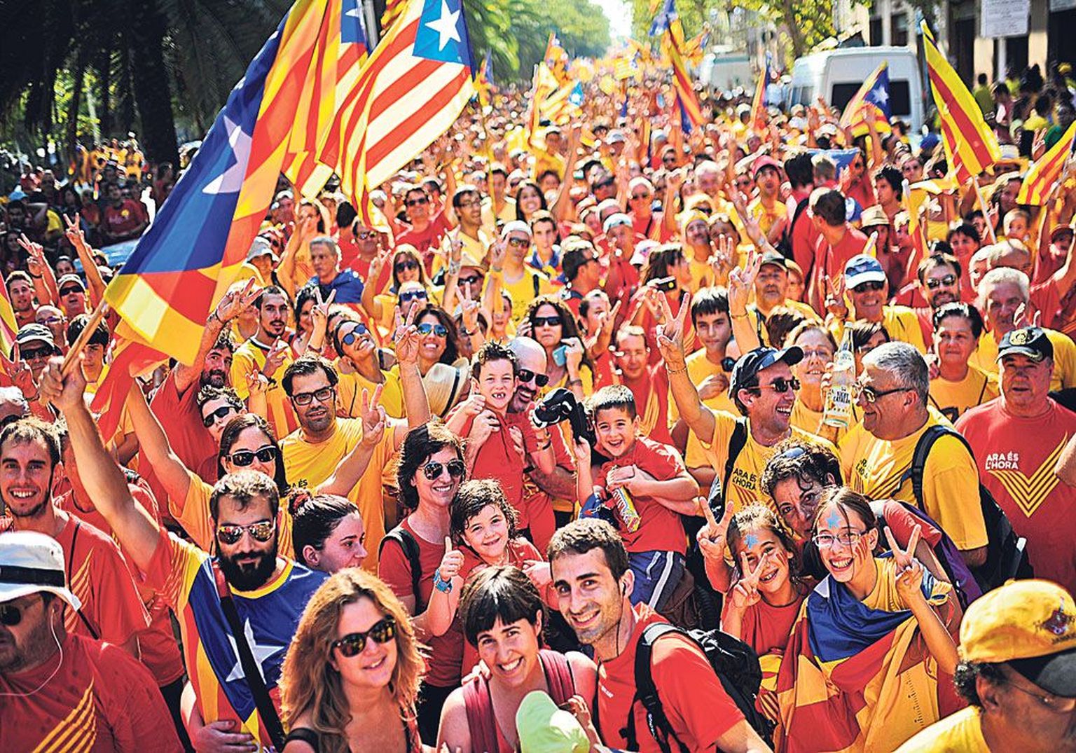 Kataloonia tähelippudega meeleavaldajad eile Barcelonas.