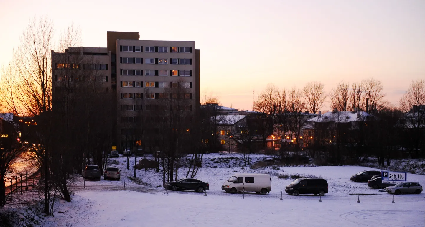 Maha müüdi ka Tallinnas Paldiski maantee olev maatükk.