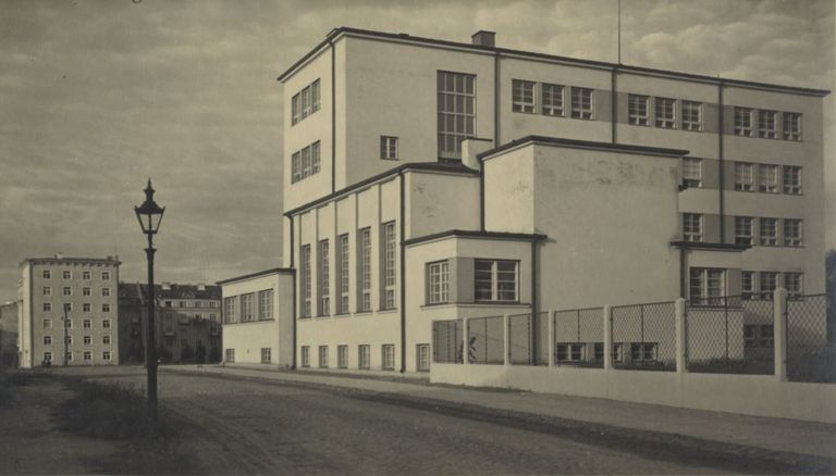 Вид на школьное здание с улицы Крейцвальди, примерно 1935 год. 