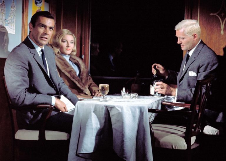 Sean Connery koos kaasnäitlejate Sobert Shaw ja Saniela Bianchiga 1963. aastal filmi «Armastusega Venemaalt» võttel.