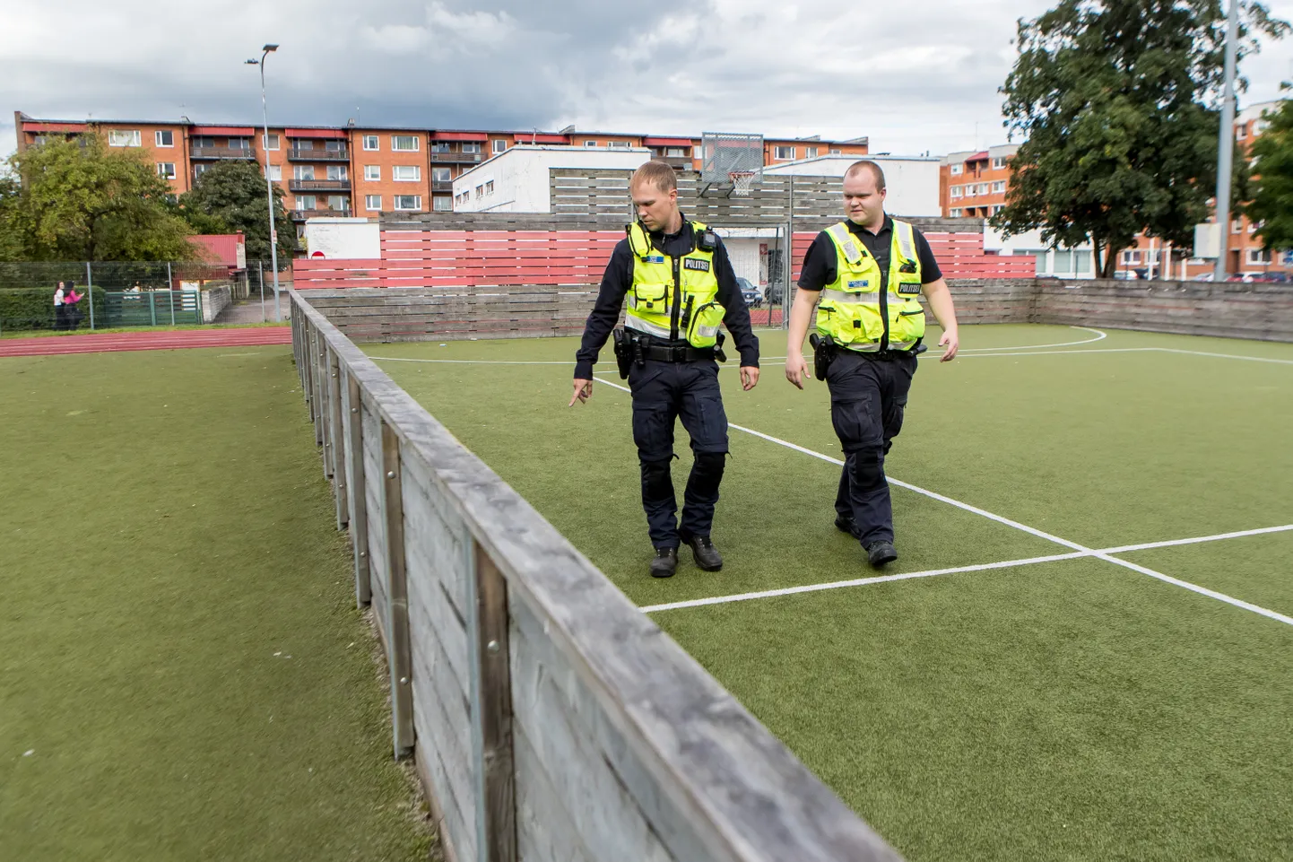 JÄLLE KONI: Esmaspäeva hommikupoolikul võis SÜG-i jalgpalliväljakult leida mitmeid suitsukonisid, suitsupakke, laialiloobitud tikke ning alkoholipudeli 
punase korgi. Seejuures olevat tegu veel viisaka vaatepildiga, sest mahajäetud prügi jätkub tavaliselt kooli tagumise sissekäiguni. Pildil piirivalvur Riho Õun ja patrullpolitseinik Karl-Ants Vares.