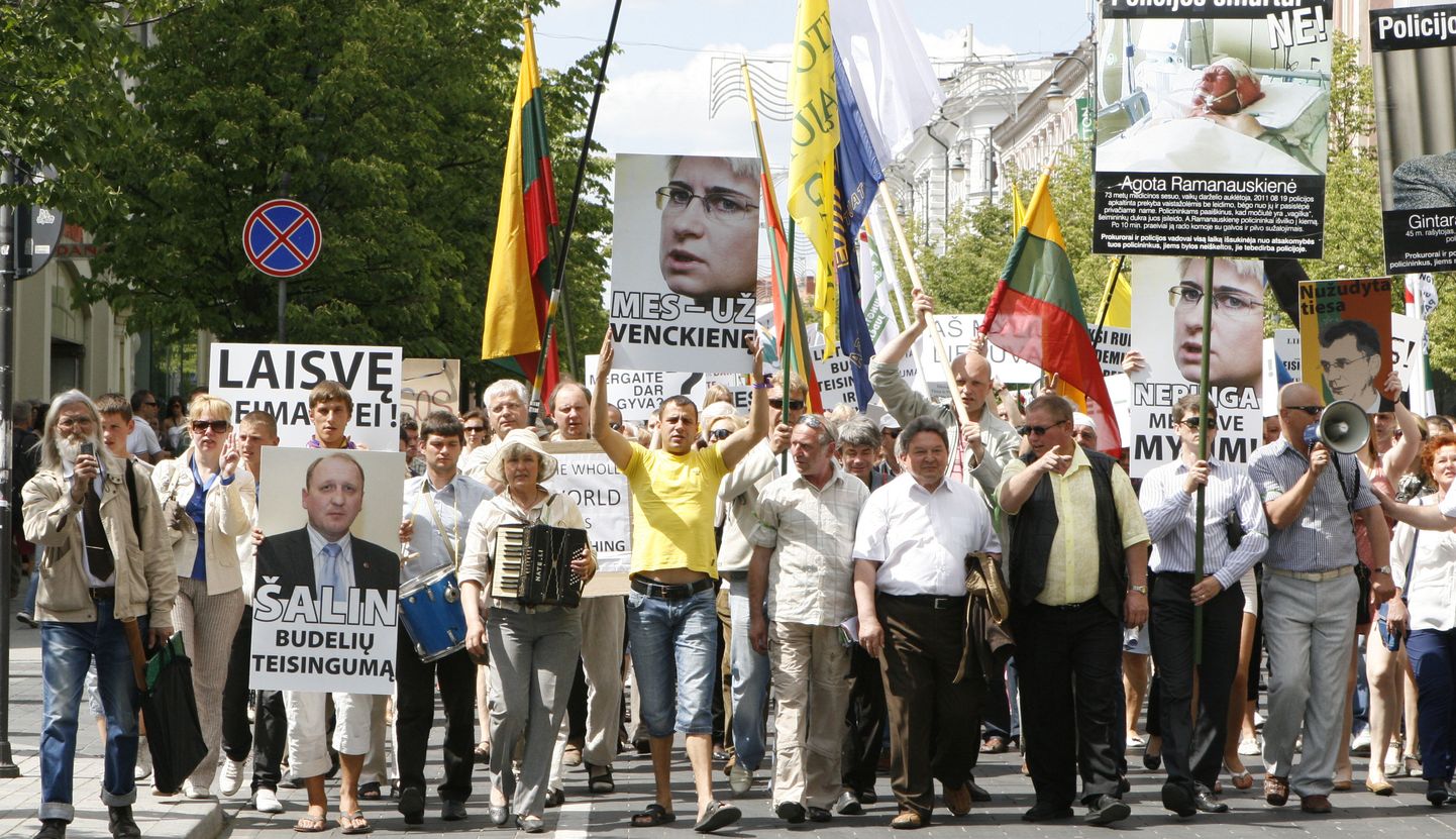 Drąsius Kedyse ja Neringa Venckienė toetajad Vilniuses 2012. aastal. Kedys leiti Kaunase lähedalt surnuna ja Ühendriikides vahistatud Venckienė võidakse Leedule kohtupididamiseks välja anda.