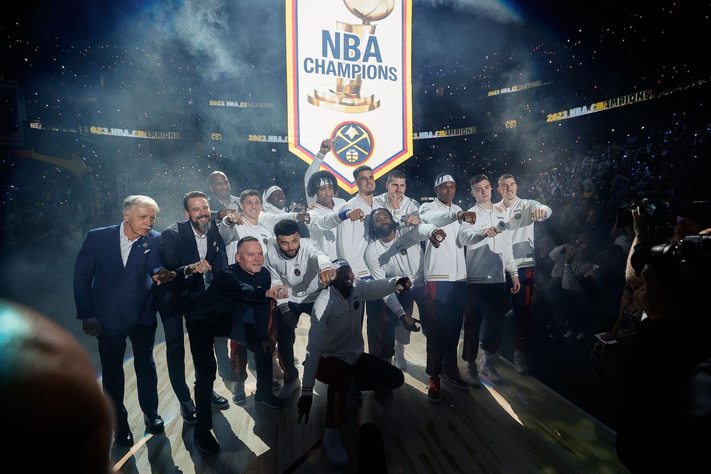 Denver Nuggets meeskond poseerib NBA meistri plagu taustal.