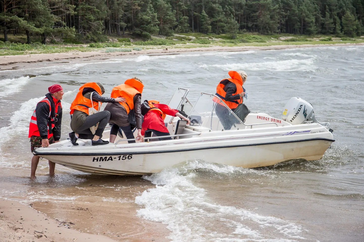 Päästeameti kampaania kutsub üles veesõidukis päästevesti kandma.