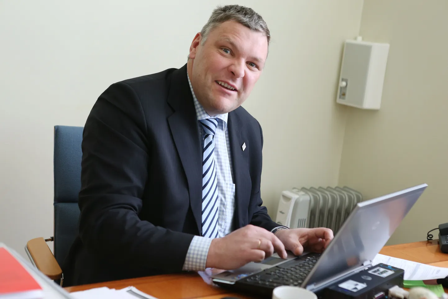 Marko Pomerants online-väitlemas.