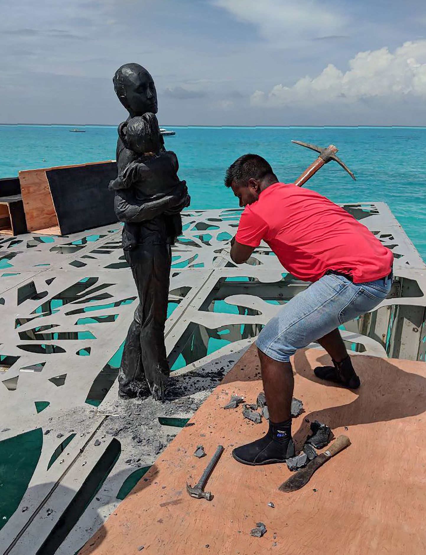 Maldiivide politsei hävitamas briti kunstniku installatsiooni