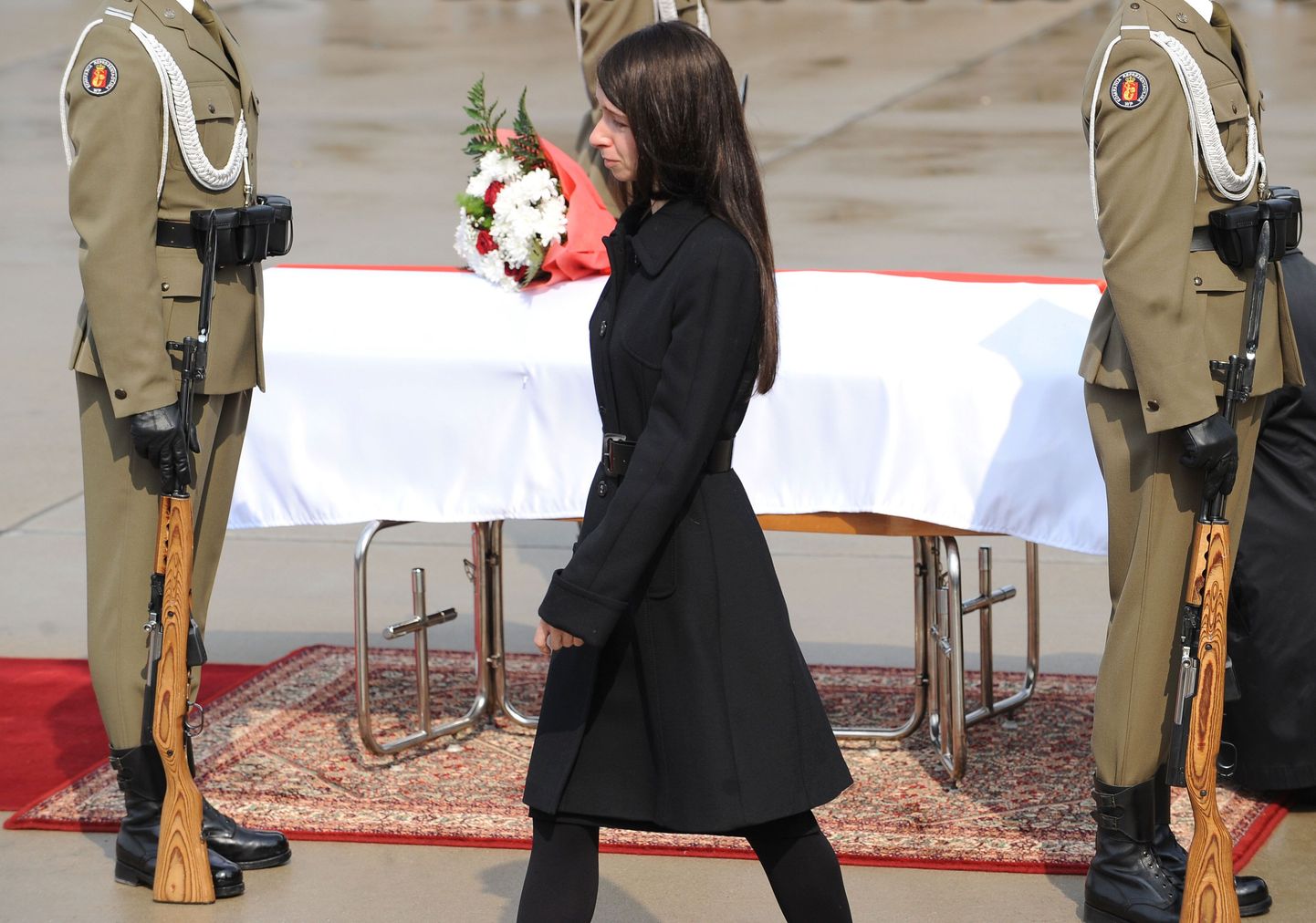 Hukkunud Poola presidendi Lech Kaczyński tütar Marta Kaczyńska oma lennuõnnetuses surnud ema Maria Kaczyńska kirstu kõrval.