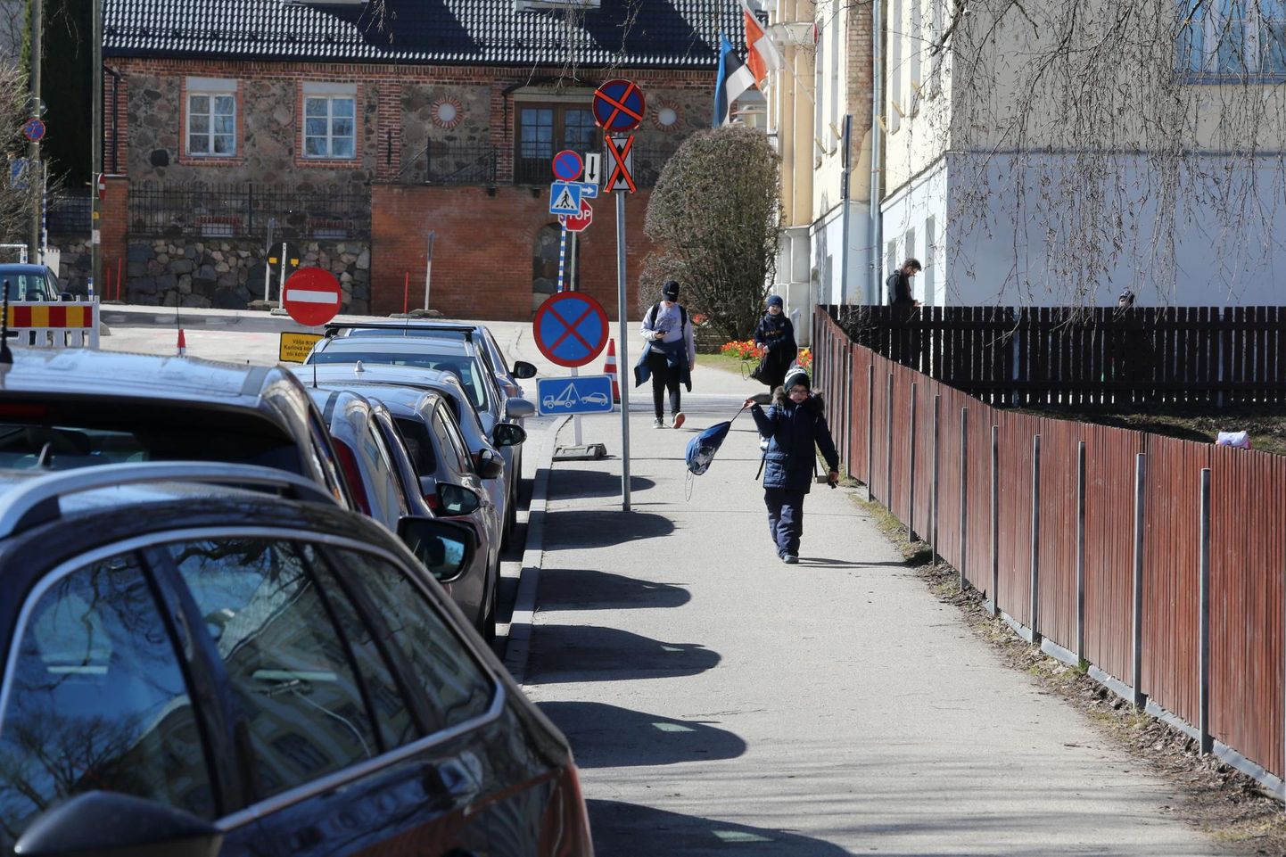 Karlova kooli juures suleti Lina tänav autodele, nüüd võivad lapsed seal sõiduteel kõndida ja töötajad
parkida.