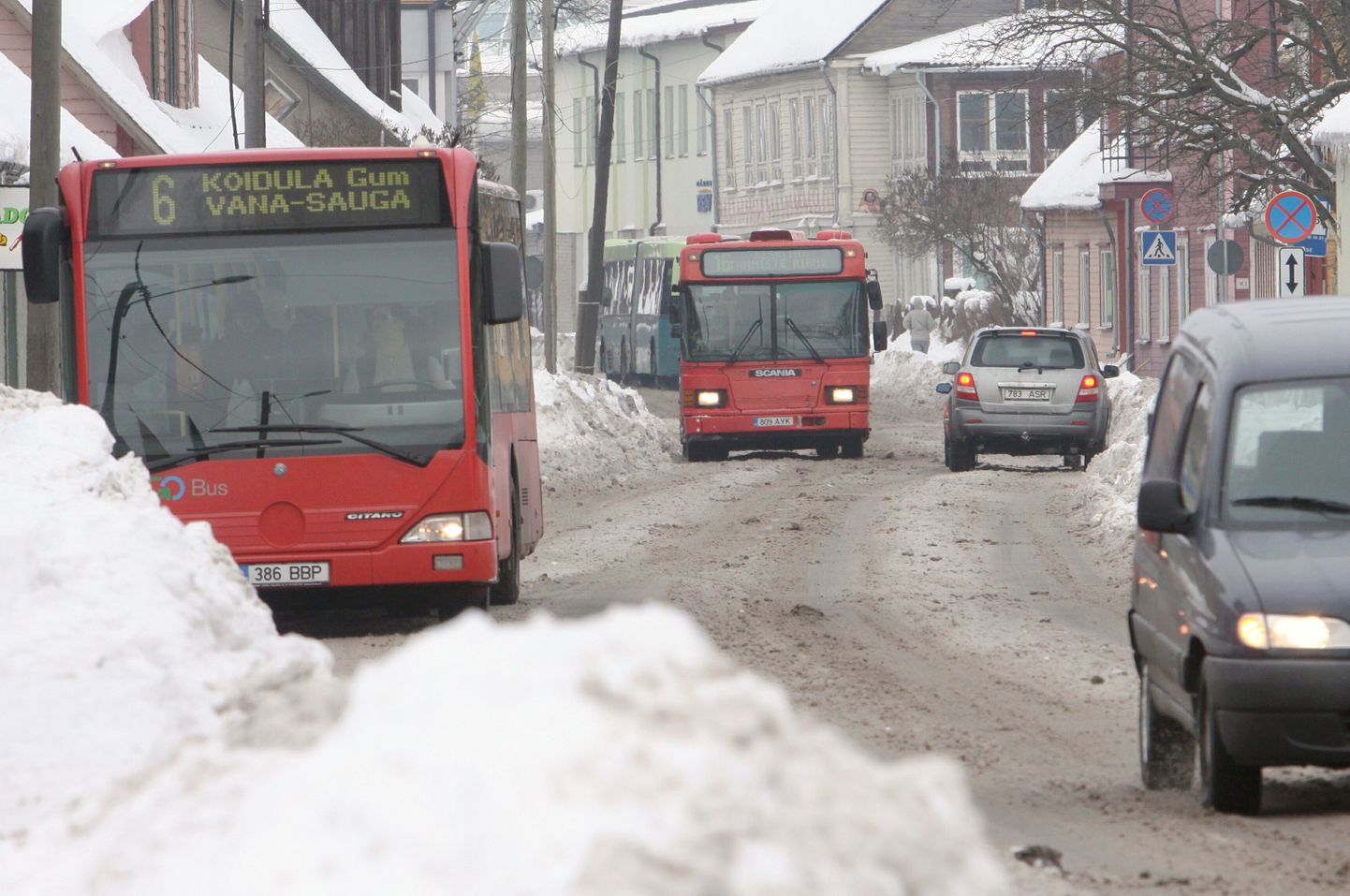 Aina kuhjuvad lumevallid sunnivad mitmel pool Pärnus liikluskorraldust muutma.