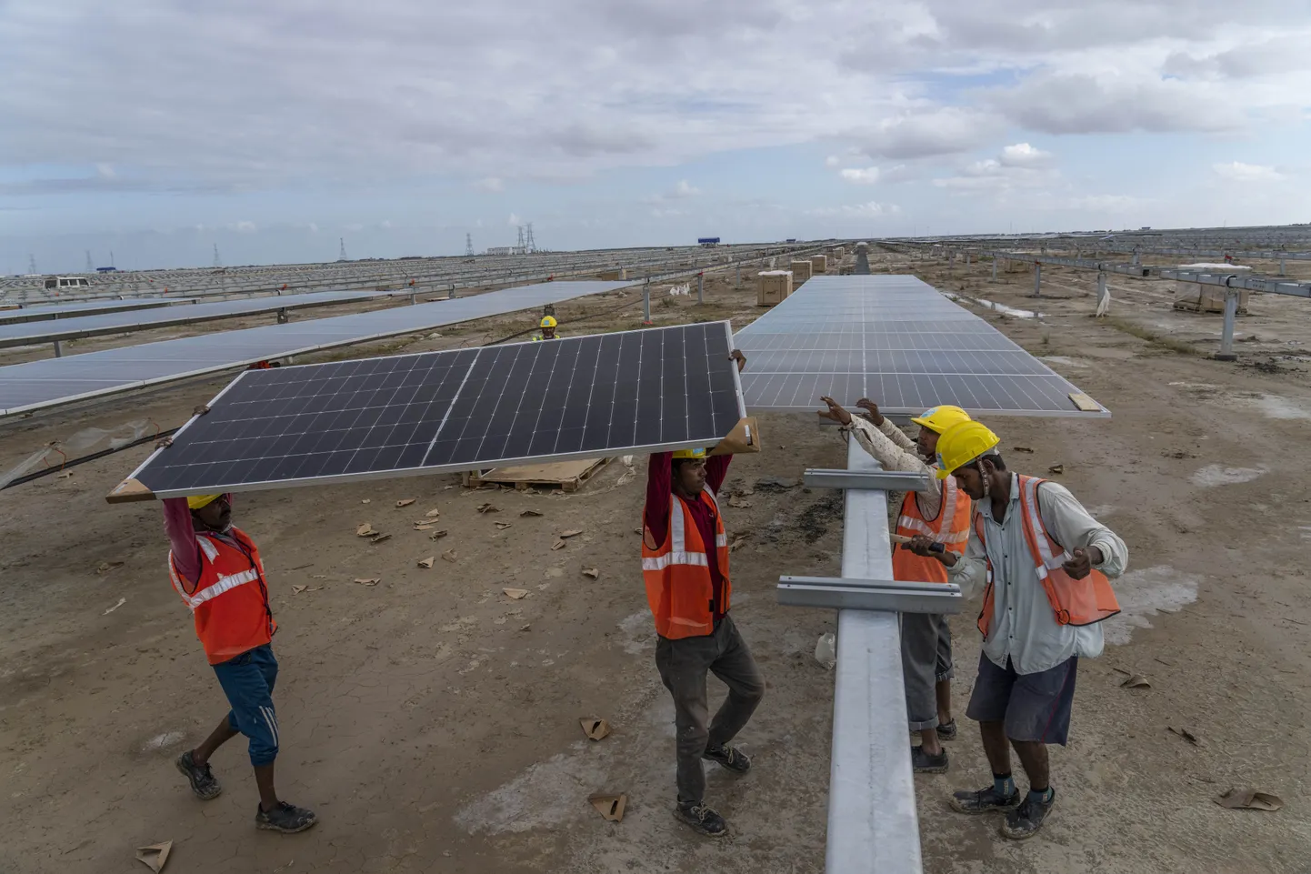 Töötajad paigaldavad päikesepaneele ehitatavas Adani Green Energy Limitedi taastuvenergiapargis Karim Shahi küla soolakõrbes Khavda lähedal.