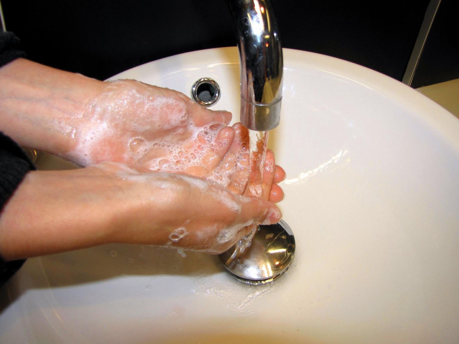 Koroona- ja muude viiruste leviku ajal on tõhusaim viis ennast pahade pisikute kaitsta pesta käsi sooja vee ja seebiga, samuti desinfitseerida.