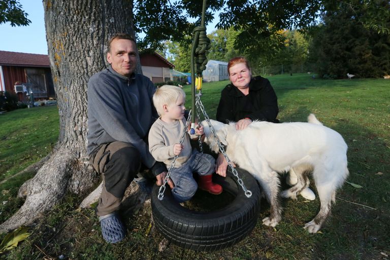 Ragne Kärner-Neevits ja Ormi Neevits koos poja Carlosega. Ning koos koeraga. Peres on lapsi kokku kolm ning loomi ja linde palju-palju.