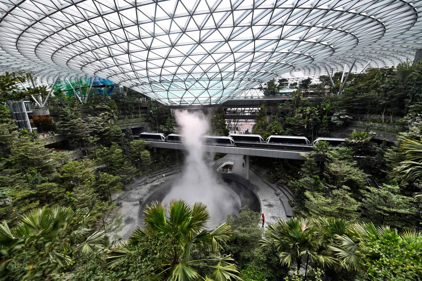Singapuri lennujaamas avatud looduskuppel Jewel.