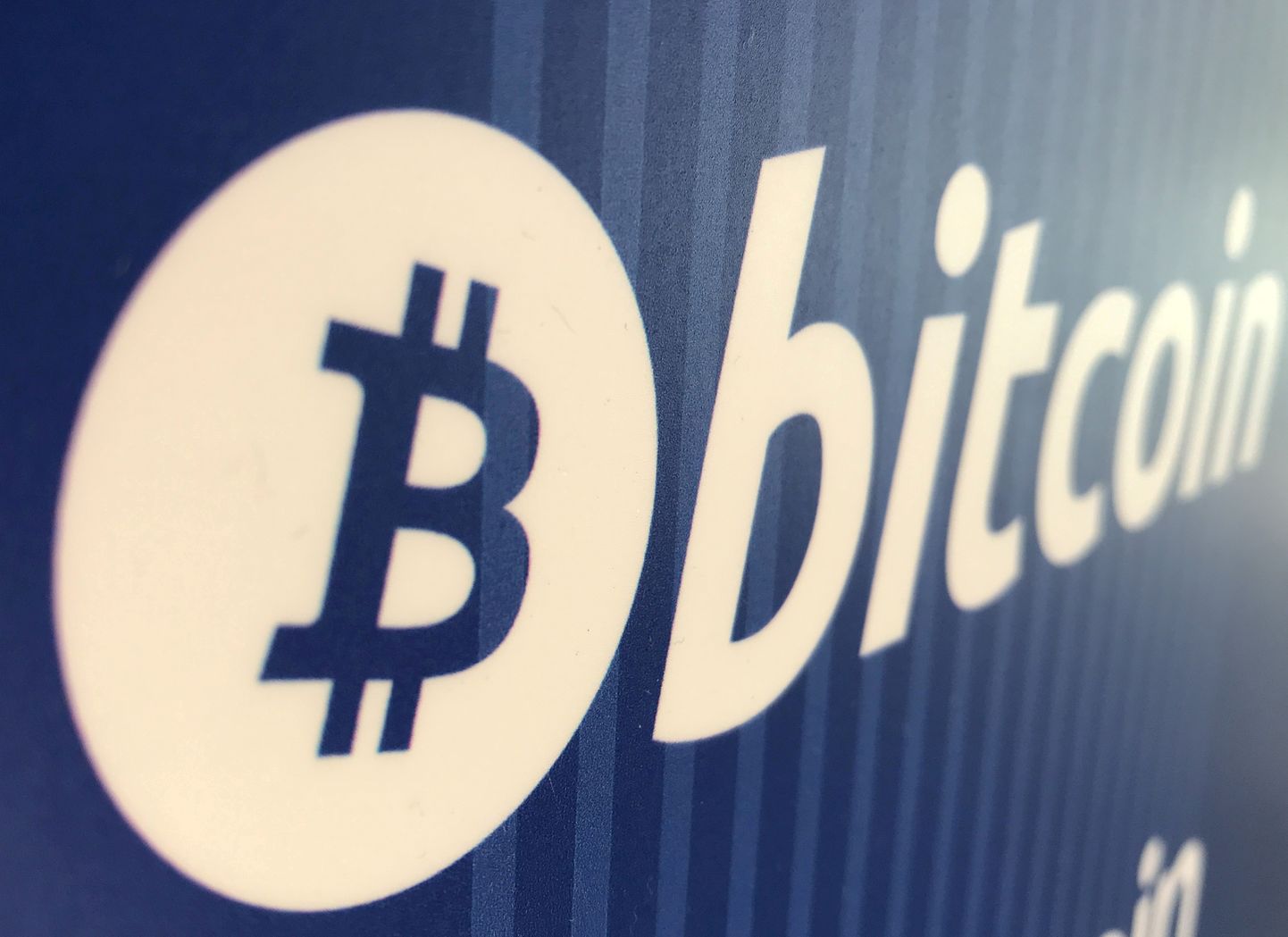 Bitcoin logo krüptovaluutaautomaadis Santa Monicas USAs.