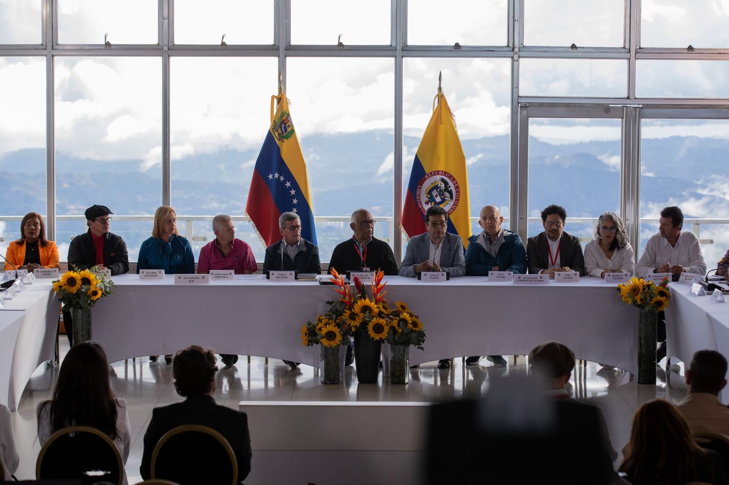 Sel 2022. aasta 21. novembri fotol istuti pärast 2018. aastal katkenud kõnelusi taas läbirääkimiste laua taha, kuid nüüdseks süüdistavad vasaksissid Rahvuslikust Vabastusarmeest (ELN) Colombia valitsust toona kehtestatud reeglite rikkumises.