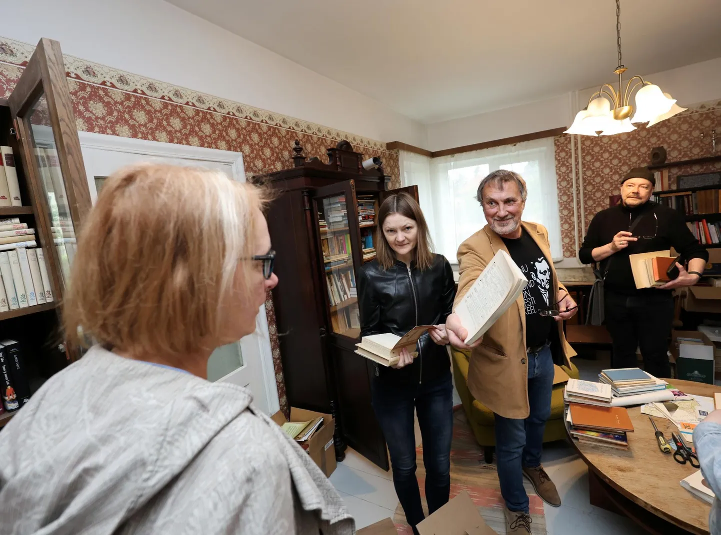 Kaks aastat tagasi pakkis Karl Ristikivi selts Tartus välja kolimiseks asju kokku. Vägesid juhatas Janika Kronberg, pildile jäid näoga veel Marin Laak ja Maarja Hollo.