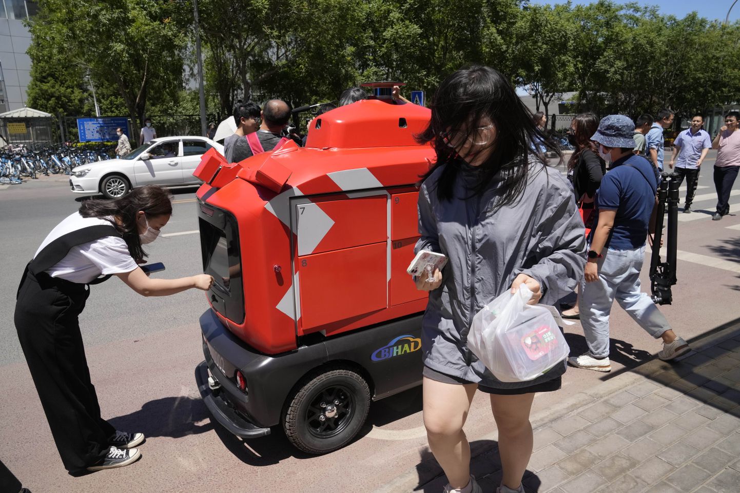 Pekingi töötajad võtavad JD.comi isesõitvast pakiautomaadist tellimusi välja.