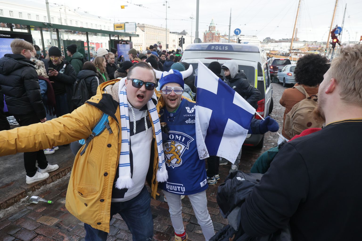 Финские болельщики празднуют победу.