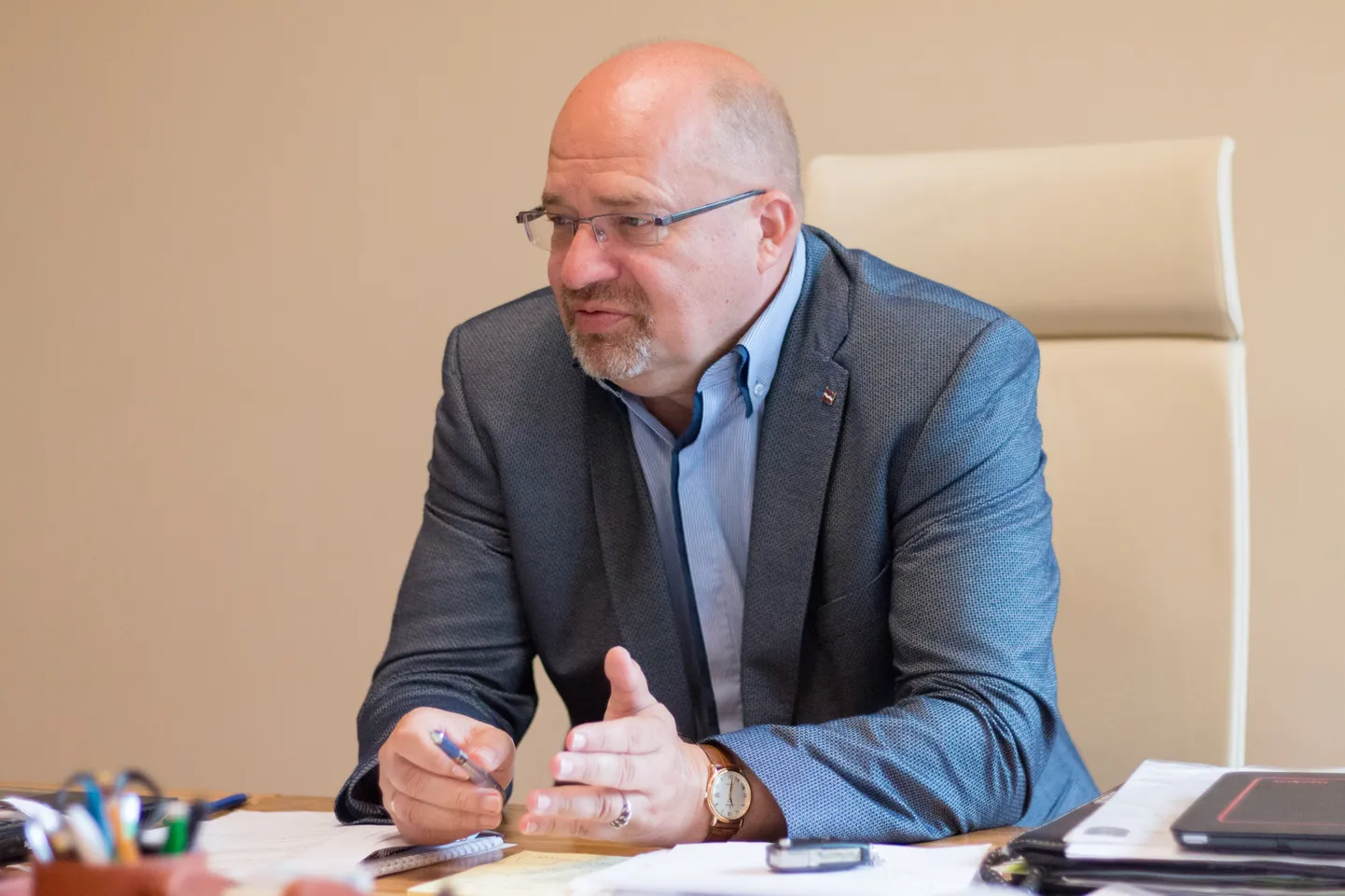 Ei maksa lasta ennast pintsakust ja ametlikust kabinetist ära petta. Valka linnapea Vents Armands Krauklis pole mitte alati tõsine linnajuht, vaid paar korda aastas ka juba 30 aastat tegutsenud ansambli Bumerangs lõbus laulu- ja pillimees. Nädalavahetustel kehastub ta aga muusikaliseks konduktoriks.