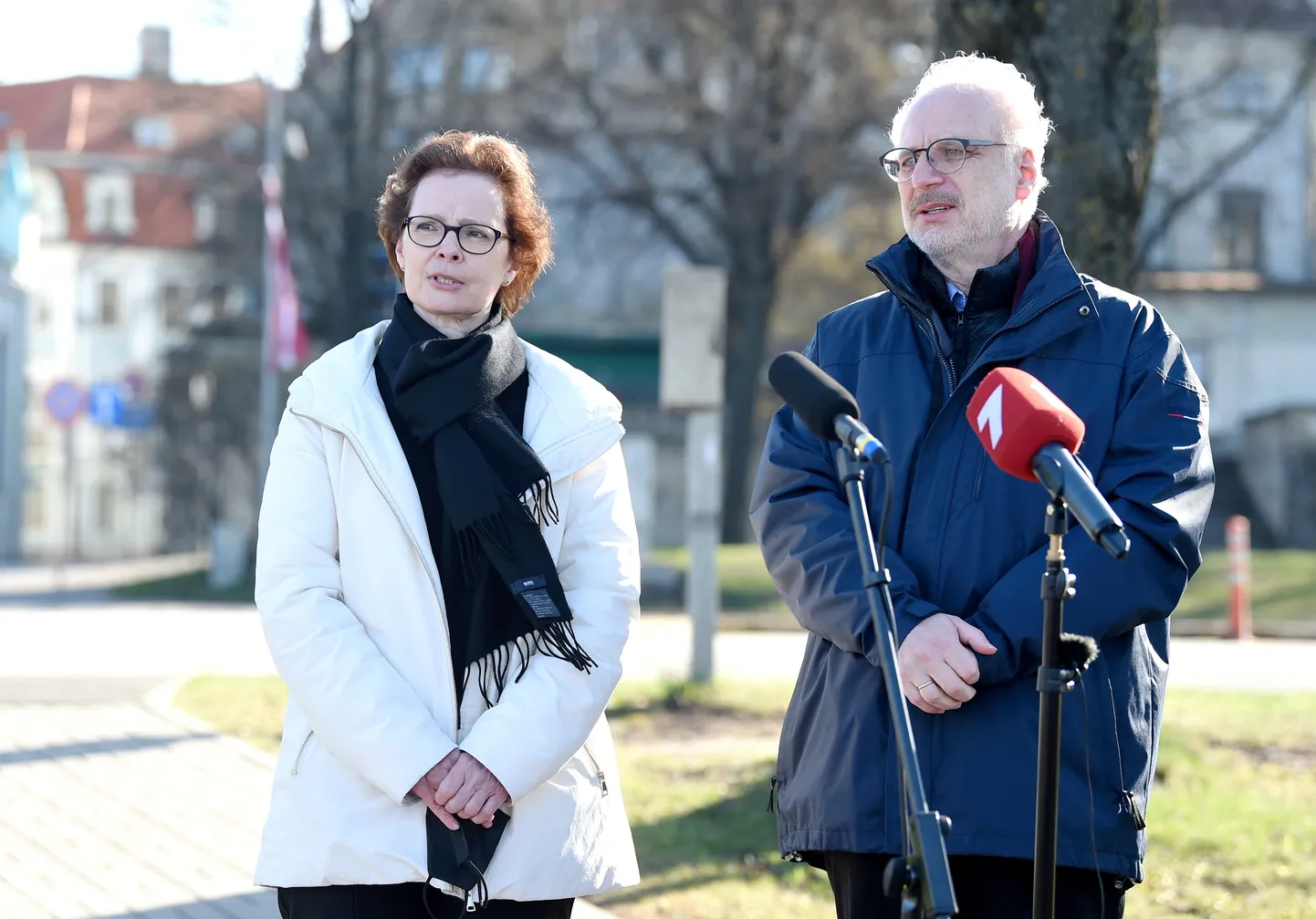 Valsts prezidents Egils Levits ar kundzi Andru Leviti piedalās Lielās Talkas atklāšanas pasākumā pie Lielā Kristapa statujas 11. novembra krastmalā.