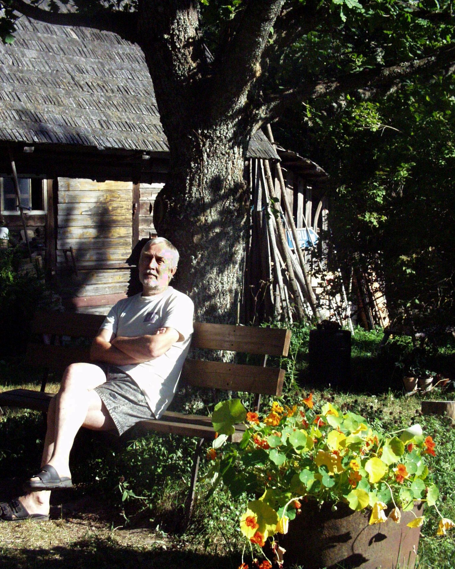 Kirjanik Jaan Kaplinski oma suvekodus Mutikul.