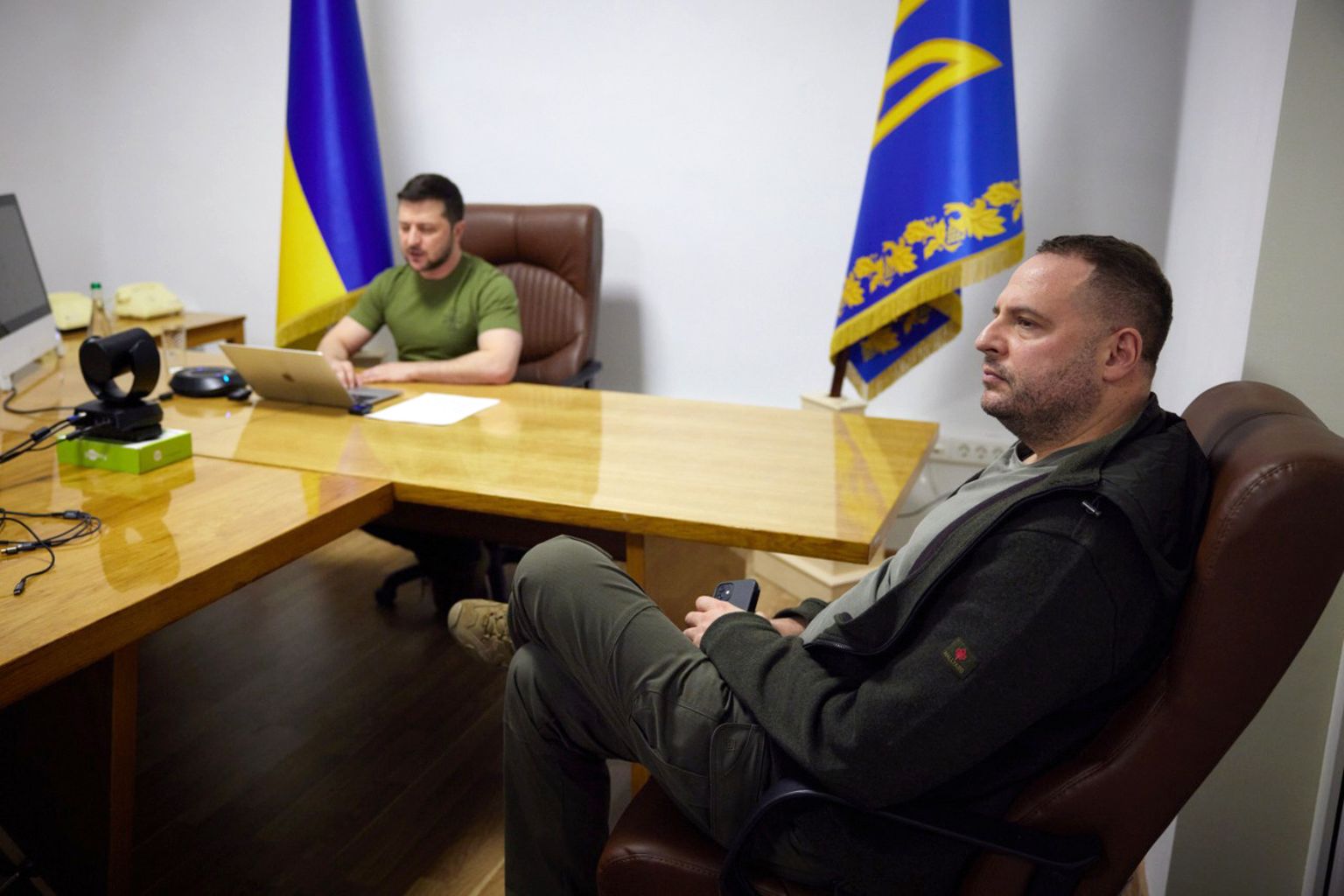 Ukraina presidendi kantselei juht Andri Jermak, taamal president Volodõmõr Zelenskõi. Foto on pärit 16. märtsist.