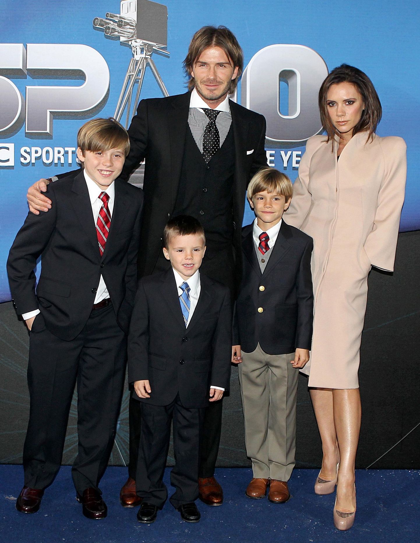David ja Victoria Beckham koos kolme pojaga.
