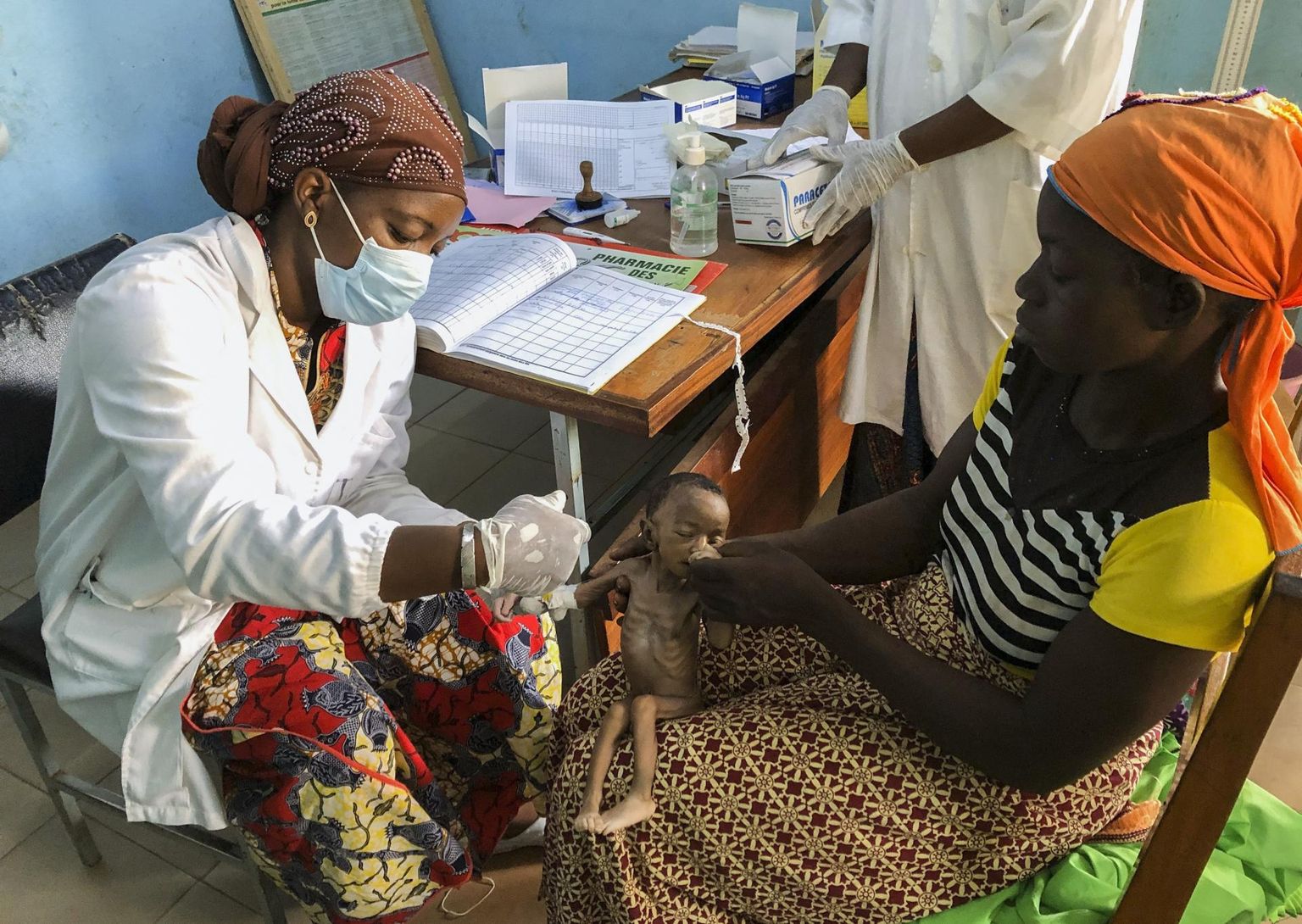 Ühekuune Haboue Solange Boue istub oma ema Danssanin Lanizou süles, samal ajal kui meditsiinitöötaja paigaldab rängas alatoitumuses lapsele tilguti Burkina Faso edelaosas Tuy provintsis Hounde haiglas.