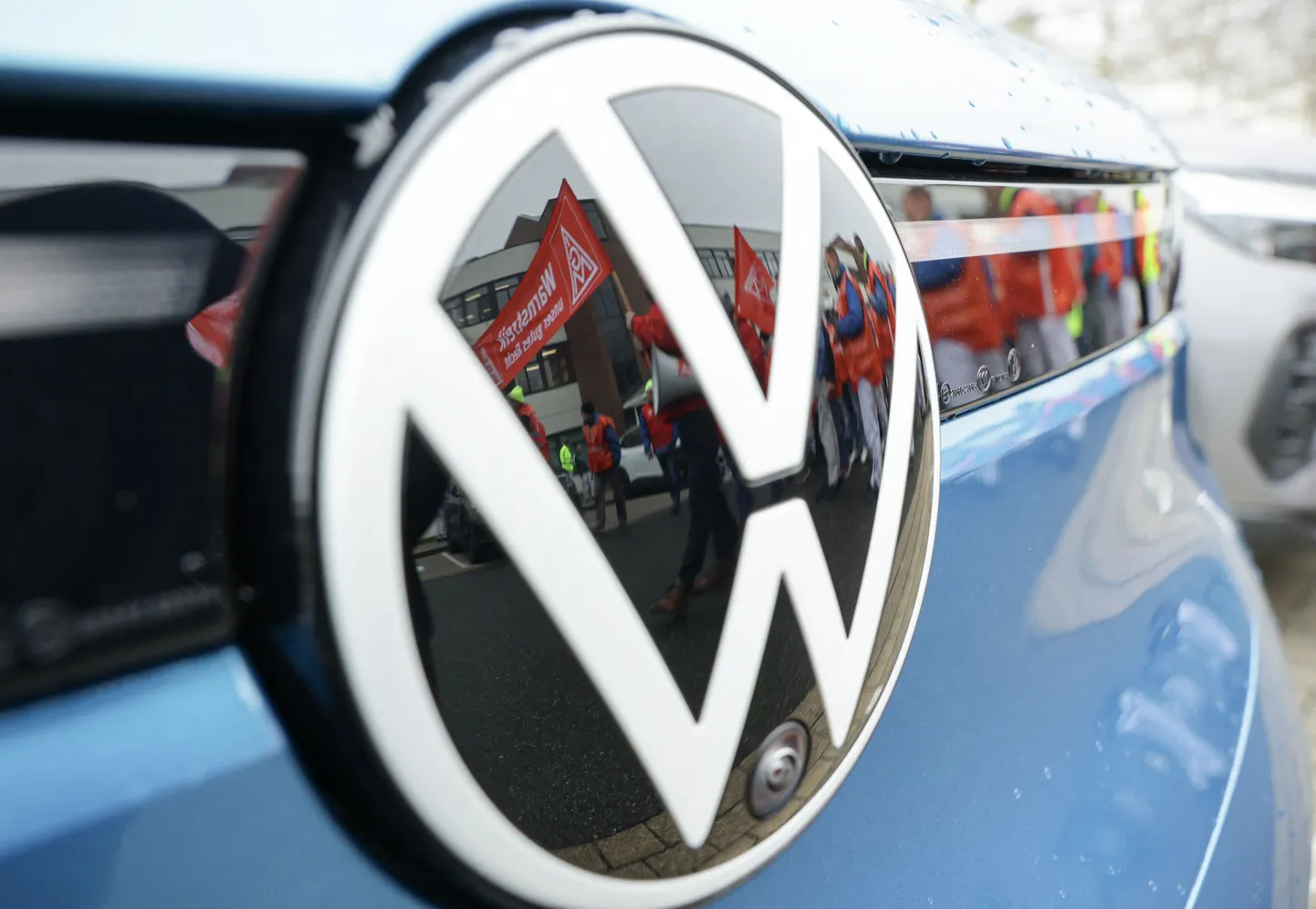 Volkswageni streik peegeldumas toodangu logolt Zwickaus 2. detsembril 2024.