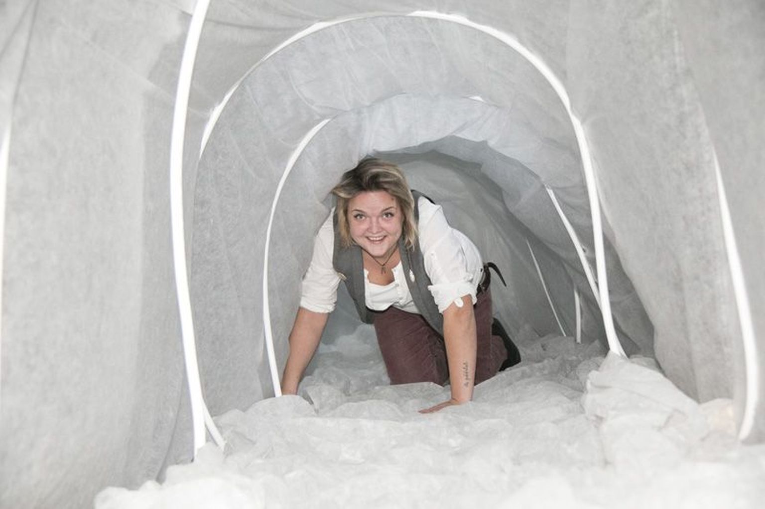 Mari Rohtla kontrollib, et lumemaa lumetunnelis kõik laste tulekuks valmis oleks. Mõni asi vajab veel pisut kohendamist.