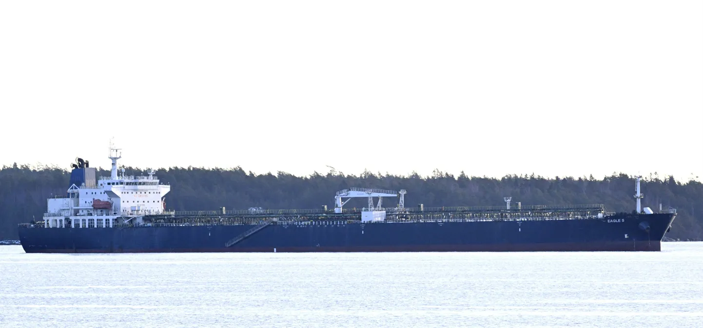 Soomlaste poolt kinnipeetud tanker Eagle S Lõuna-Soomes Klobbuddeni looduskaitseala lähedal. Laeva meeskonda kahtlustatakse  EstLink 2 merekaabli lõhkumises.