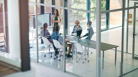 Latvijska vlada potrdila spremembe zakona o delovnih razmerjih, ki zmanjšujejo plačilo nadur