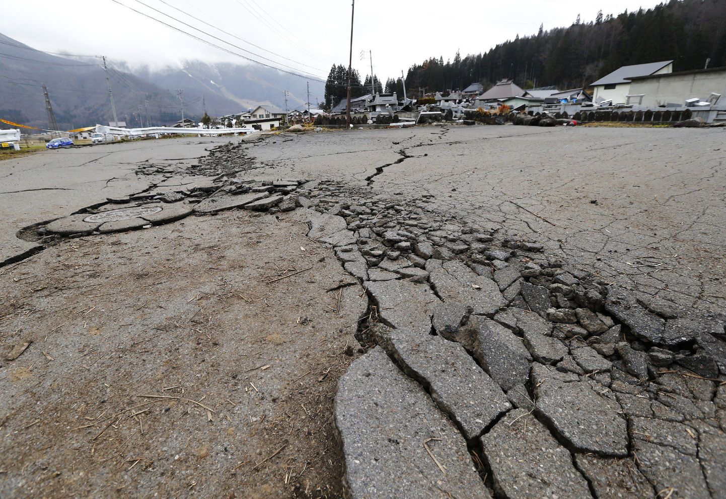 Дорога, пострадавшая от землетрясения. Фото иллюстративное.