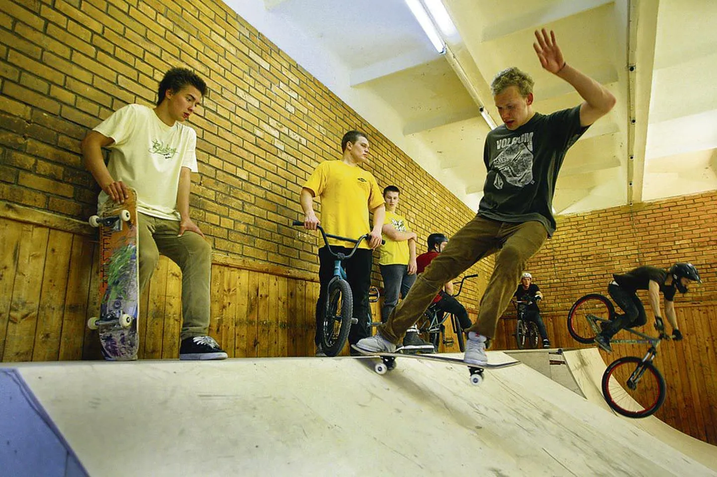 Eesti parim rulasõitja Edgar Kiisa lustis uues skatepargis täie rinnaga.