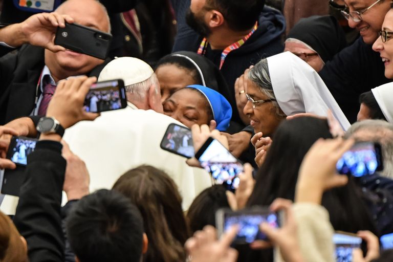 Paavst Franciscus suudles Vatikanis avalikul audientsil nunna