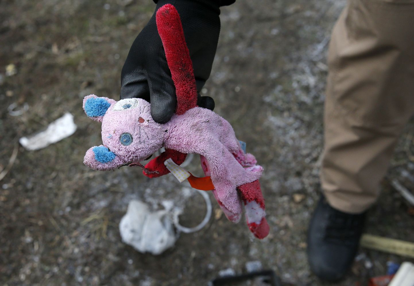 Mees hoiab käes mänguasja, mis leiti Malaisia lennuki Boeing 777 (MH17) rusudest Donbassis.