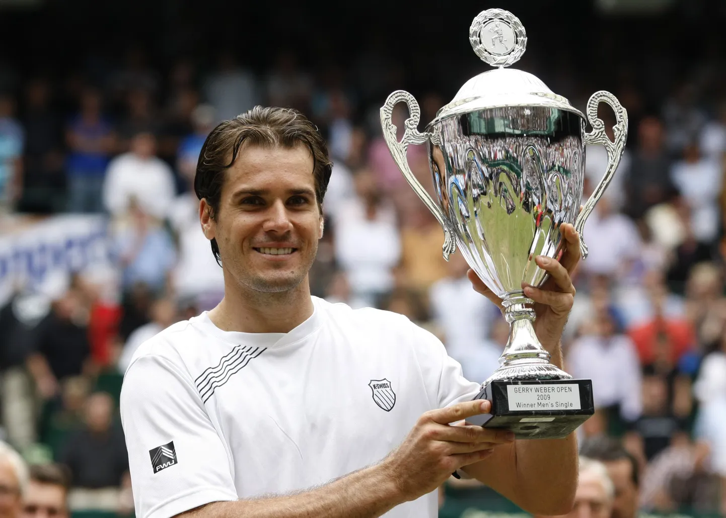 Tommy Haas Halle turniiri võidukarikaga.