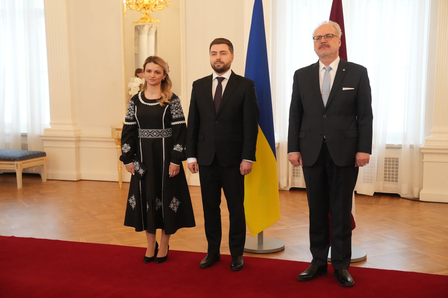 Valsts prezidents Egils Levits (no labās) un Ukrainas vēstnieks Latvijā Anatolijs Kucevols ar kundzi akreditācijas vizītes laikā Rīgas pilī.