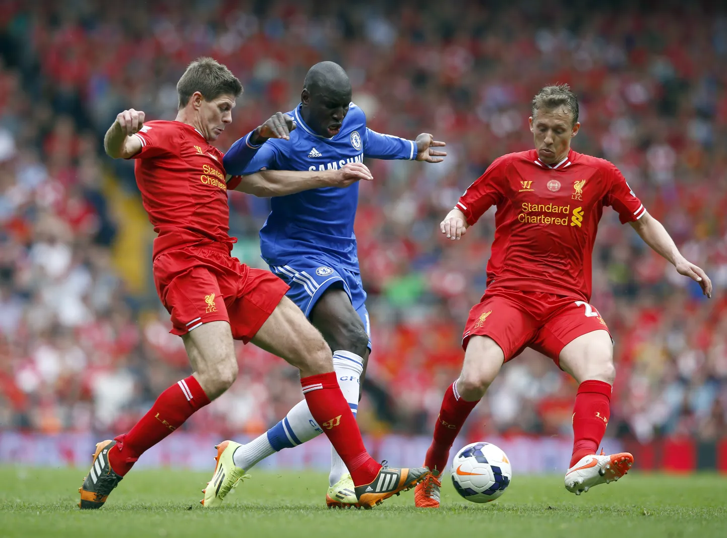 Steven Gerrard (vasakul).