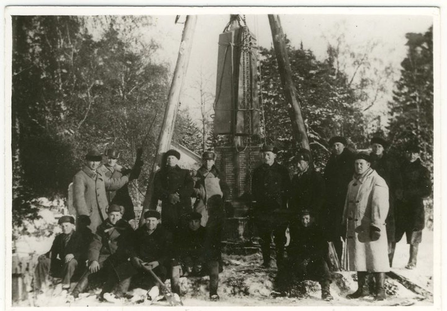 Ajaloolisel pildil on jäädvustatud Viru-Jaagupi vabadussõja mälestussamba tagasi paigaldajad 1941. aasta sügisel.