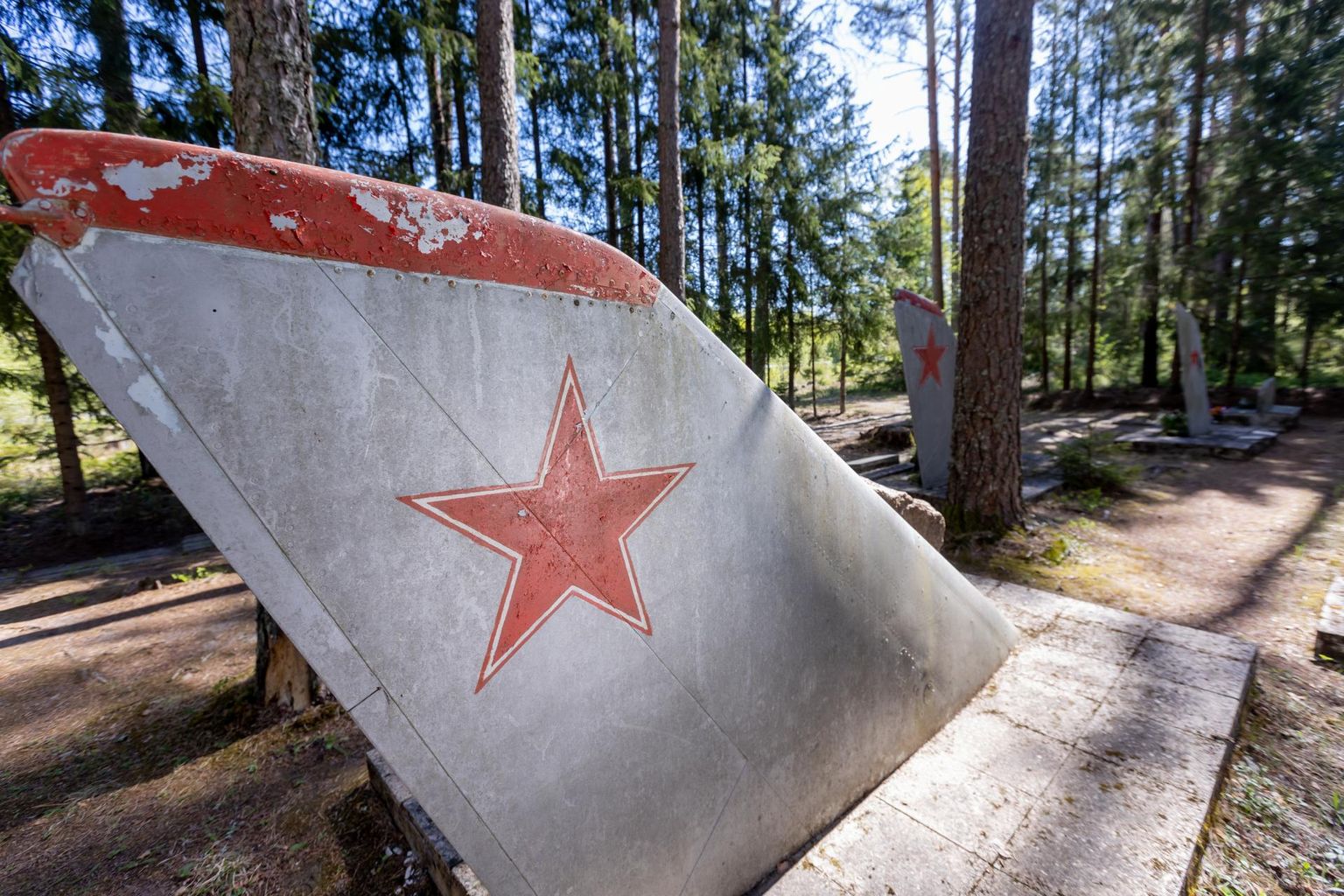 Ämari punamonument – Nõukogude lendurite surnuaed