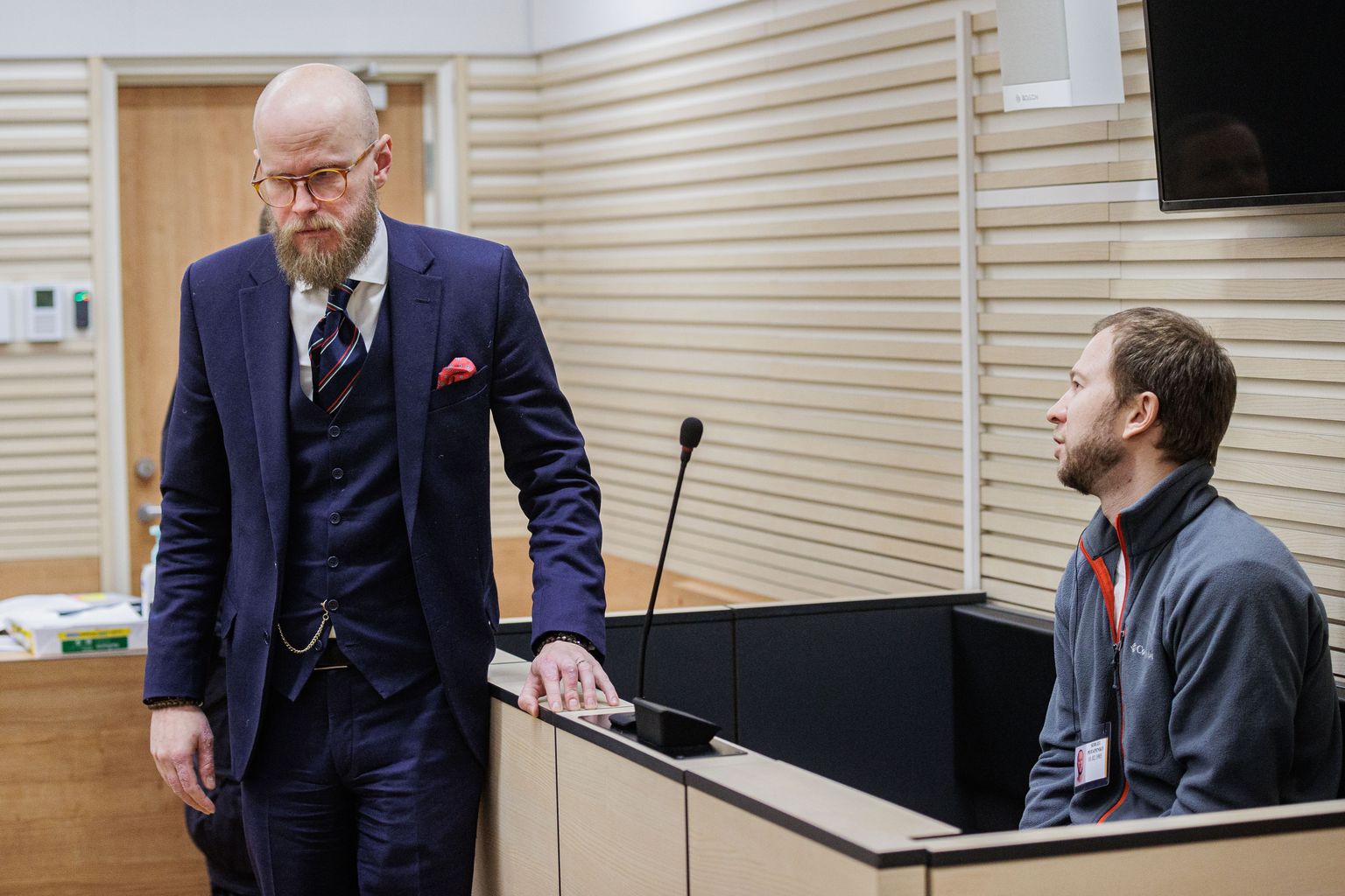 Hiiglaslikus krüptopettuses süüdistatav Sergei Potapenko koos oma kaitsja, vandeadvokaat Paul Keresega kohtus. 17. jaanuar 2023.