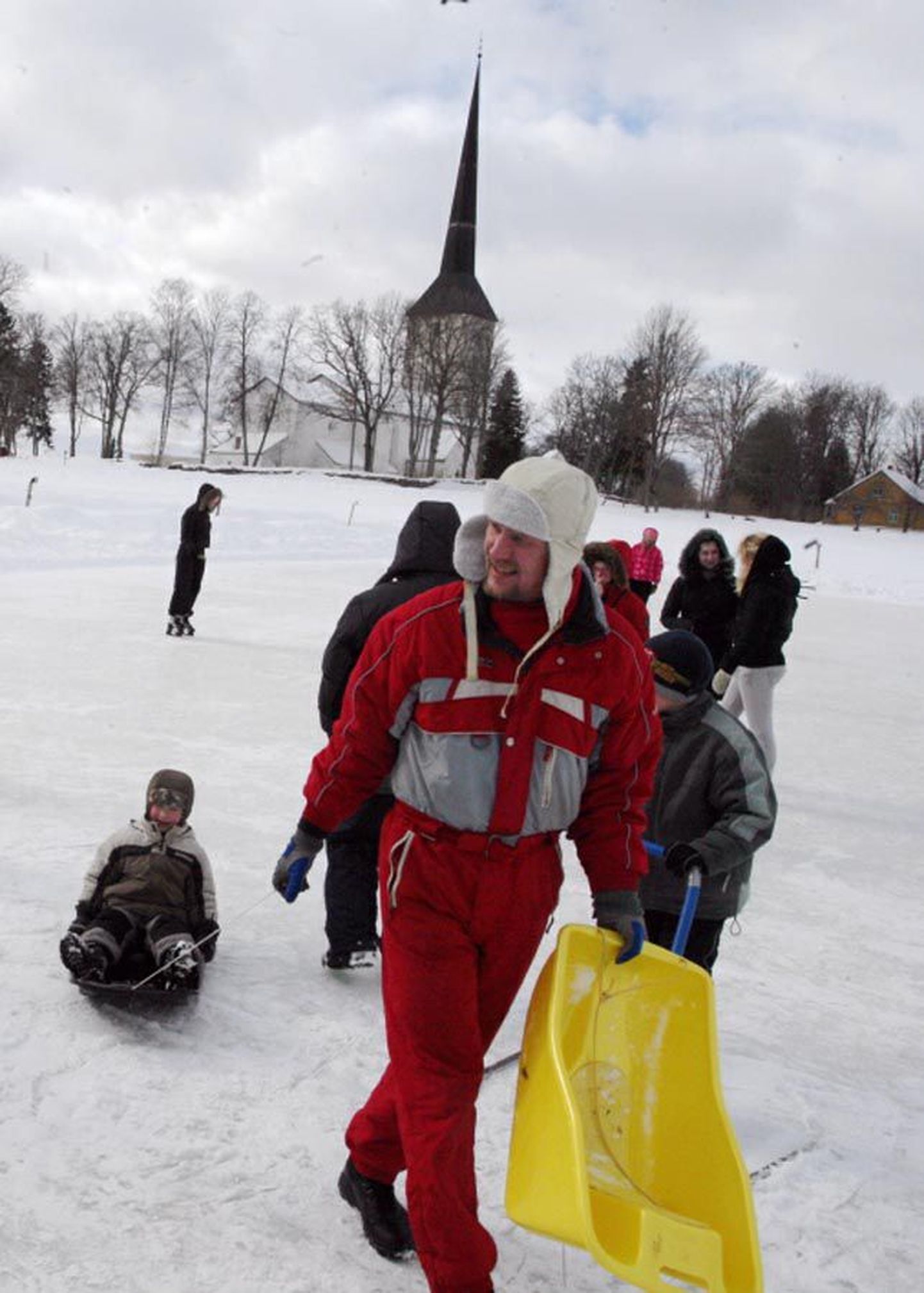 Koguduse eestvõttel saab talviti Pilistvere järvel uisutada ja kelgutada. Aeg-ajalt võib seal lustimas näha ka vaimulik Hermann Kalmust.
