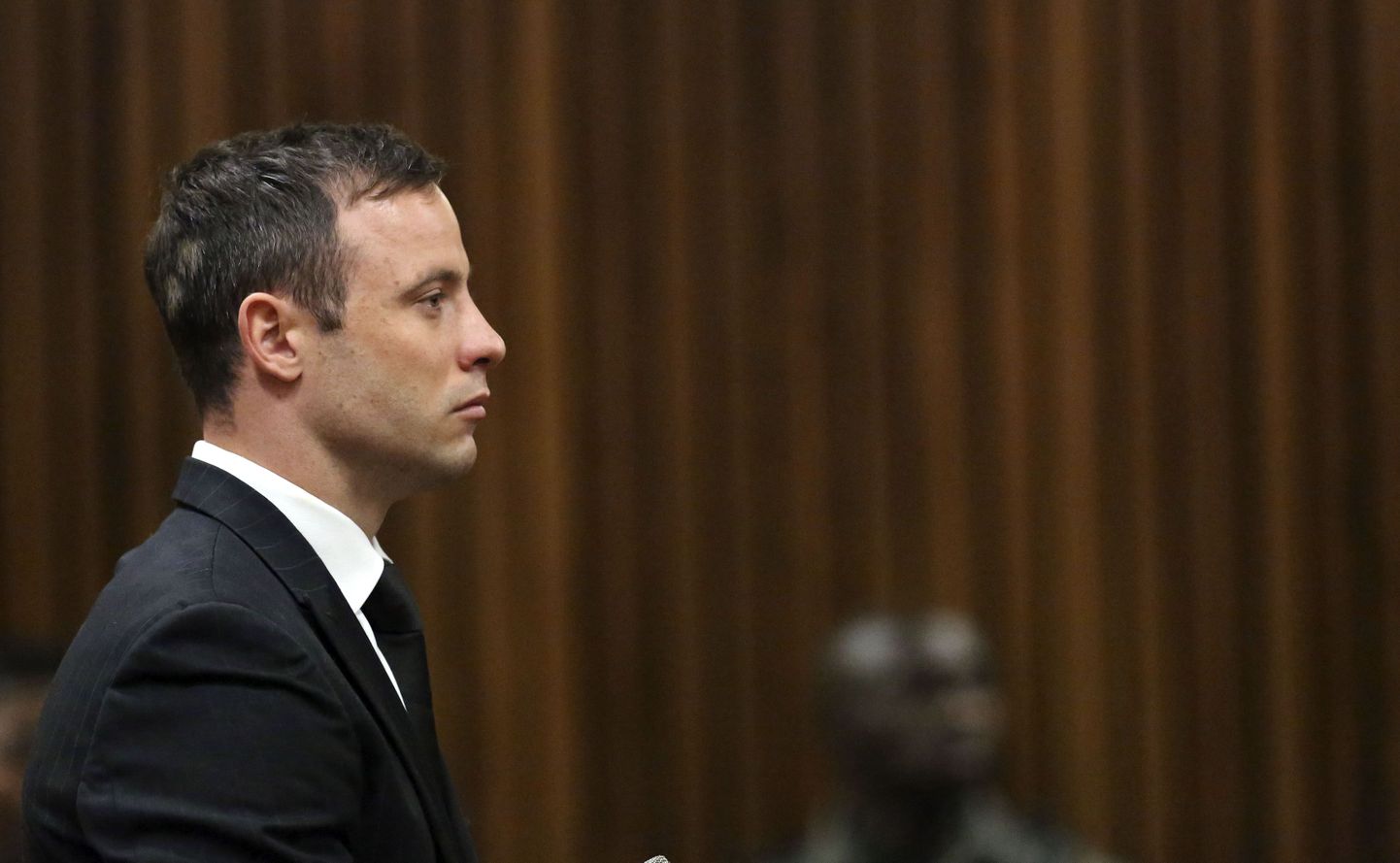 Oscar Pistorius oma karistust kuulamas.