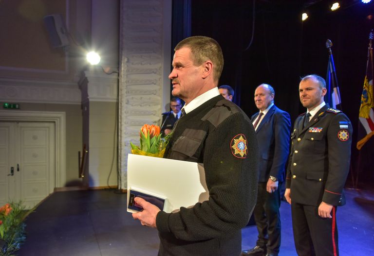Päästeteenistuse medali pälvis Tõrva päästja Juhan Otti.