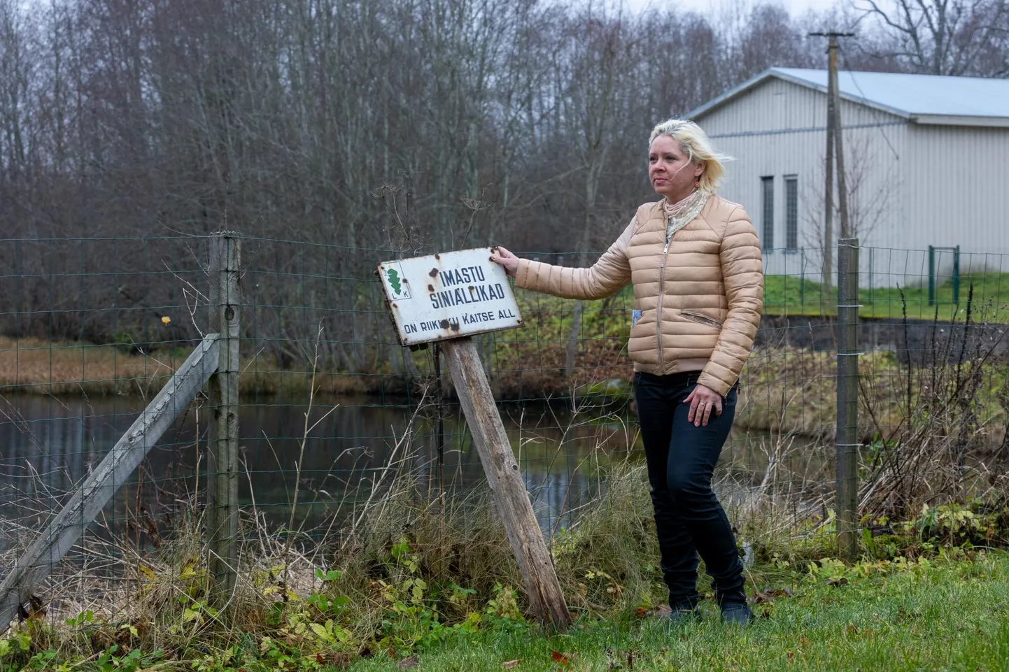 Imastu hooldekodu juhataja Sigrit Kullang Allikjärve ääres. Majake tema selja taga on hooldekodu biopuhasti.