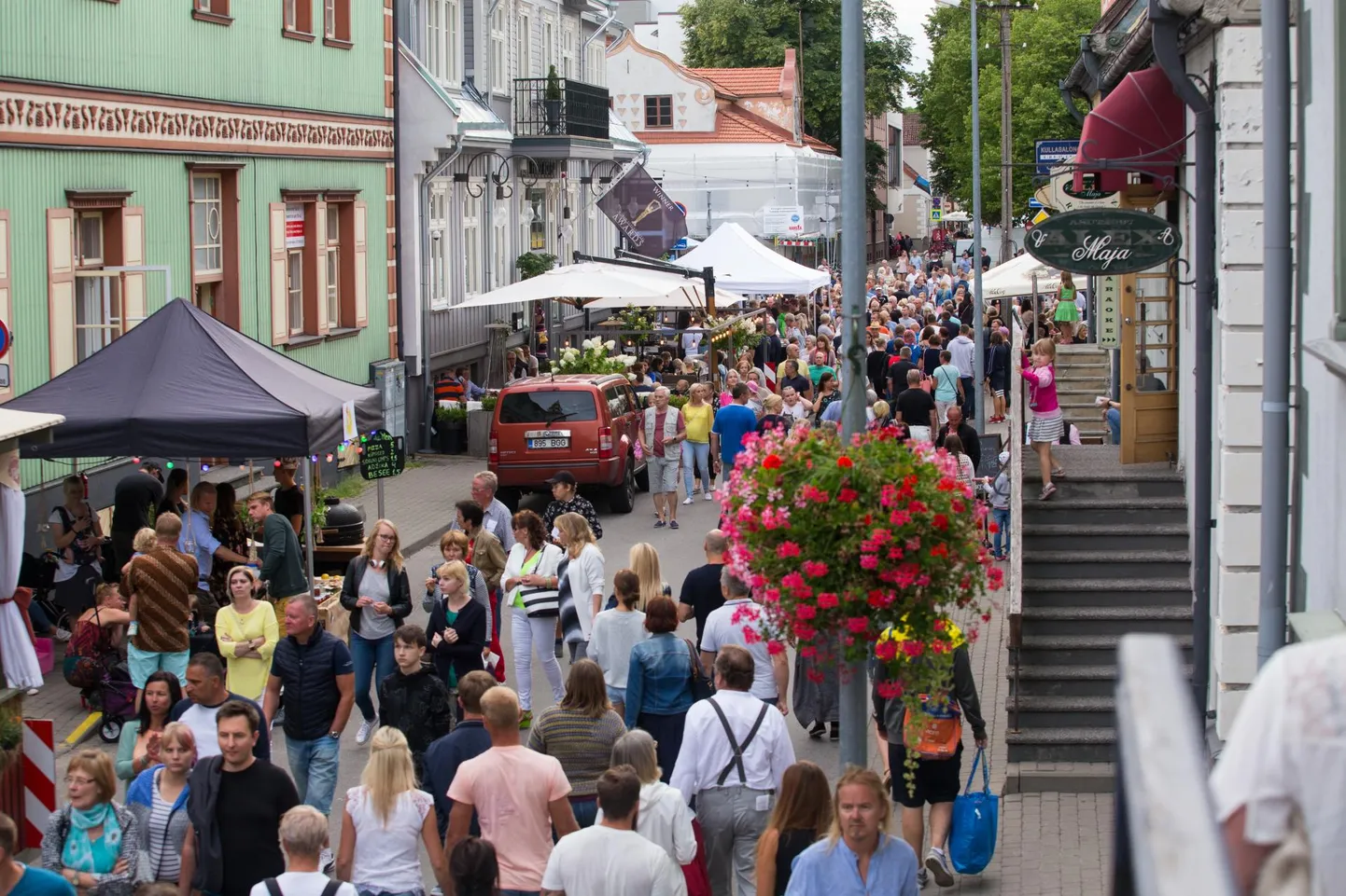 Nädalavahetusel on Pärnus mitu rahvarohket üritust. Linnavalitsus ja terviseamet kutsuvad inimesi hoidma ohutut vahemaad, desinfitseerima käsi ja haigustunnuste ilmnedes koju jääma.