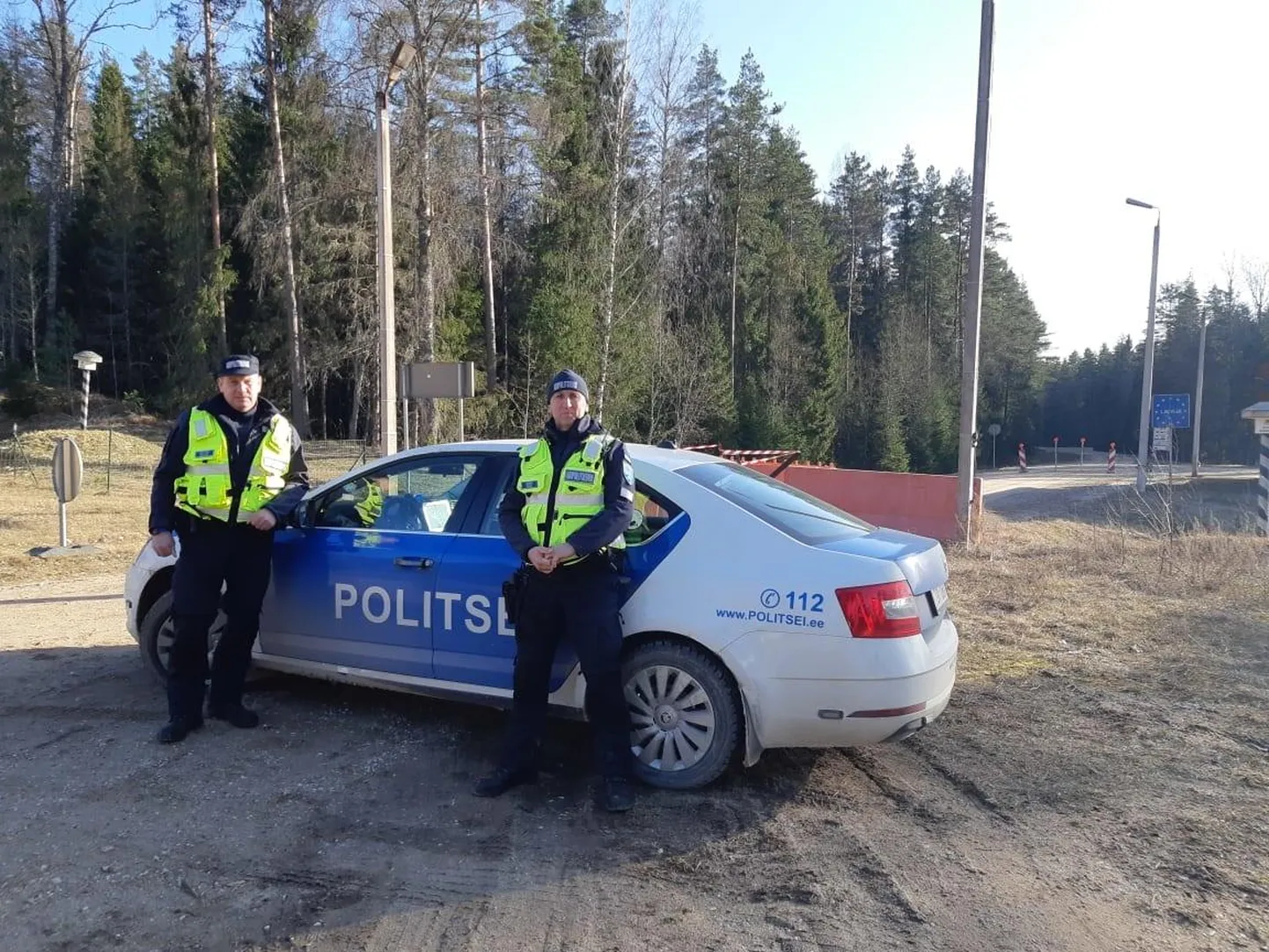 Artur Saar (vasakul) ja Aivar Paas olid esimene abipolitseinike patrull peale eriolukorra väljakuulutamist. Ülesvõte pärineb Läti piirilt Holdrest.