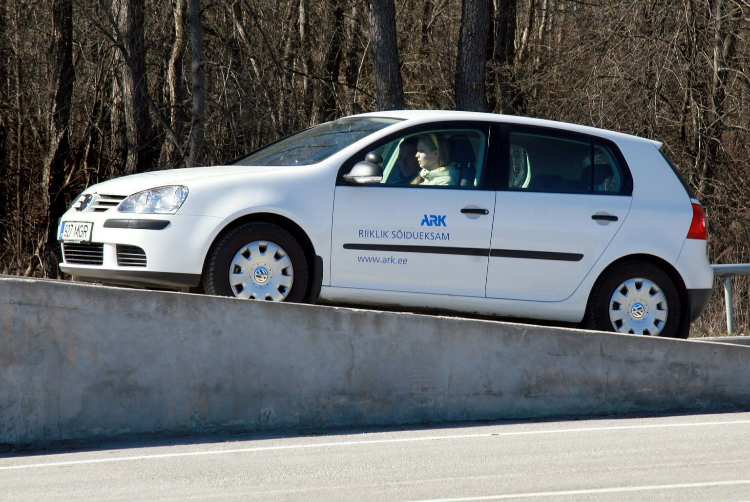 Autoregistrikeskuse kaameraga varustatud ja sõidueksami vastuvõtmiseks mõeldud sõiduauto.