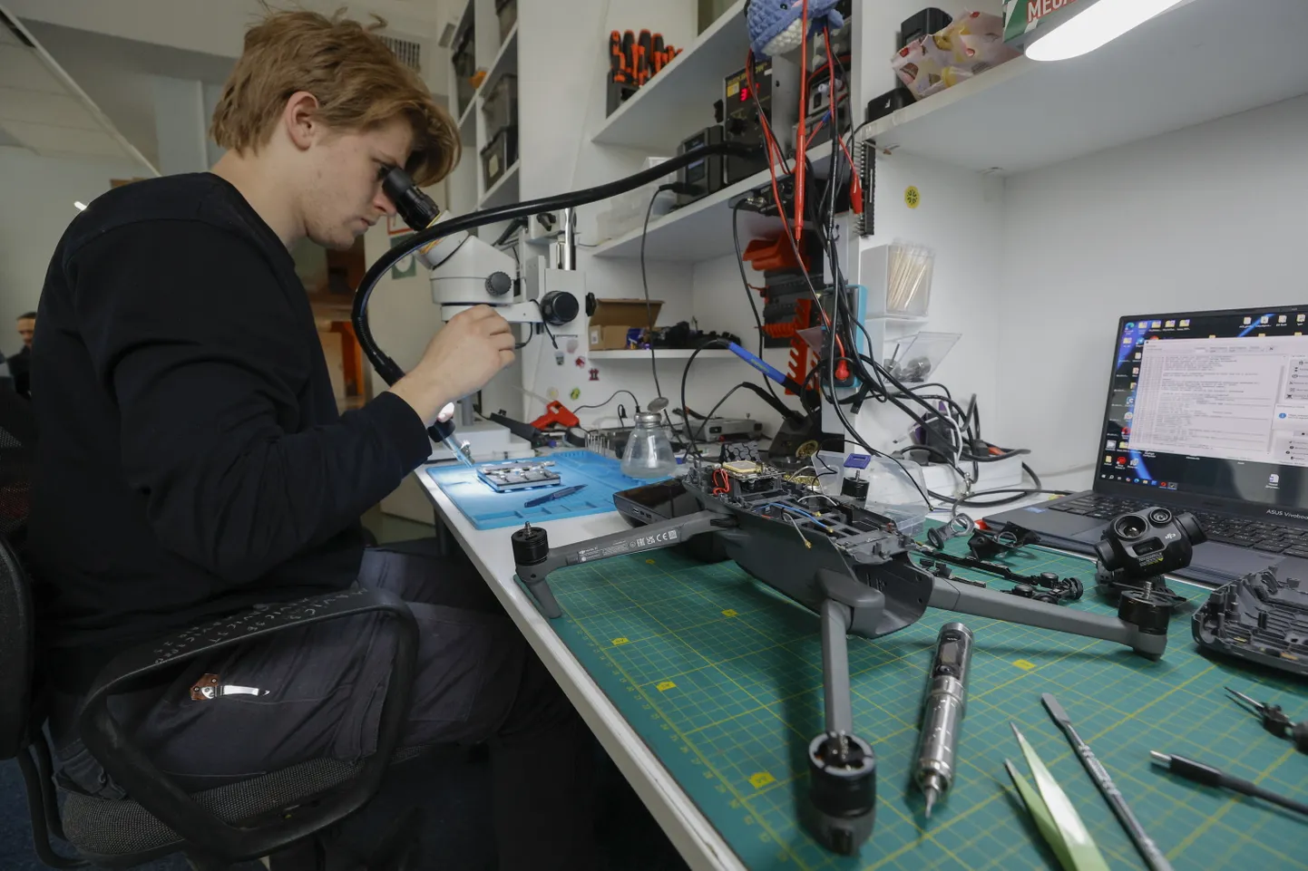 Inženieris remontē bojātu dronu militārai vienībai, kas atrodas Kijivas reģionā, Ukrainā, 2025. gada 16. aprīlī.